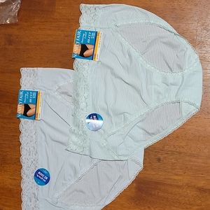 2 pairs of Vanity Fair Lace Hi-Cut size 7L